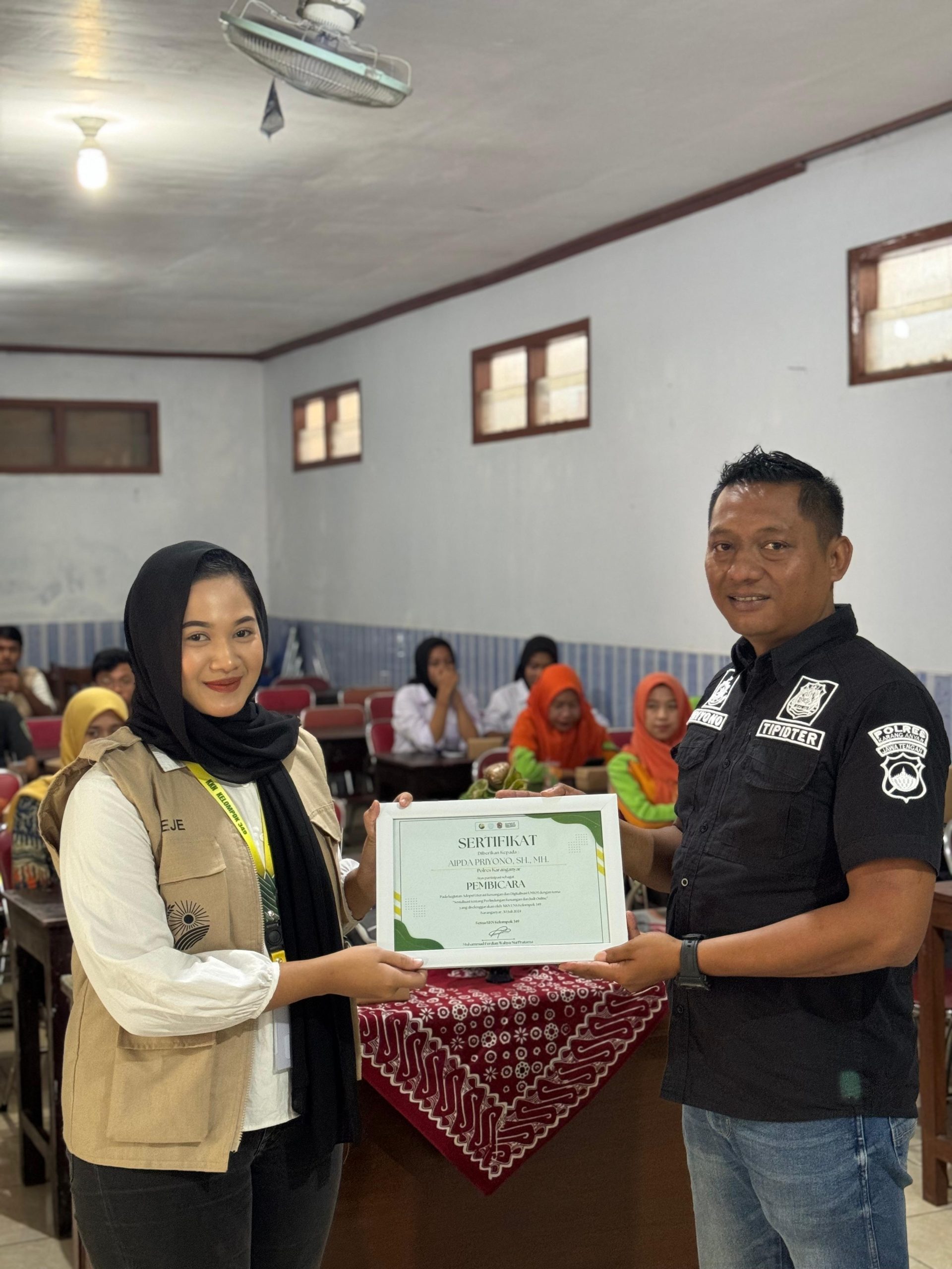 koordinator kegiatan memberikan piagam apresiasi kegiatan kepada POLRES Karanganyar