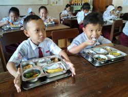 3.010 Siswa Di Colomadu Mulai Menikmati Makan Bergizi Geratis