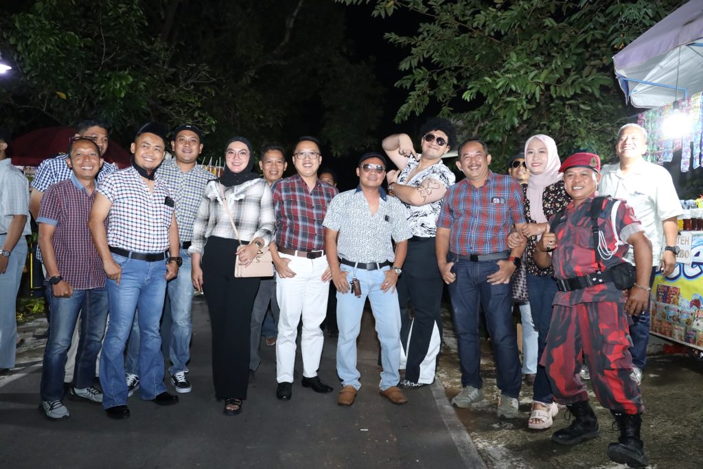 Rober-Adhe beserta rombongan berkostum jadul