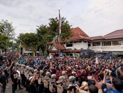 Demo “Indonesia Gelap”, BEM Solo Raya Tolak Efisiensi Anggaran Pendidikan
