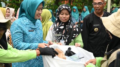 PERINGATI HKG PKK,FARIDA ROBER TURUN LANGSUNG KUNJUNGI BANK SAMPAH MOJO BERKAH