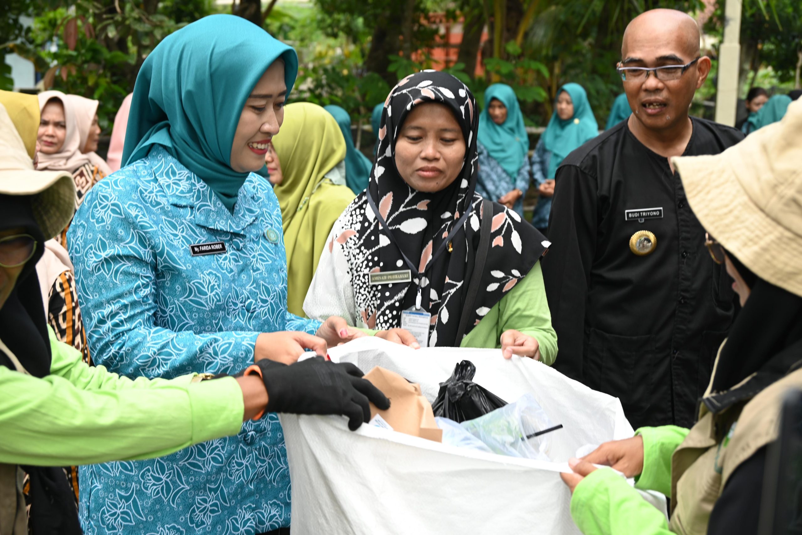 PERINGATI HKG PKK,FARIDA ROBER TURUN LANGSUNG KUNJUNGI BANK SAMPAH MOJO BERKAH