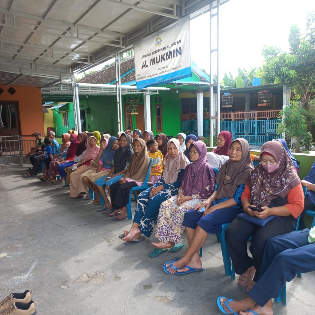 Warga Dusun Delem mendapatkan pemeriksaan kesehatan geratis yang di fasilitasi PT. Cheil Jedang Indonesia