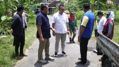 JAGA KUALITAS,BUPATI ROBER KAWAL LANGSUNG PERBAIKAN JALAN DI KARANGANYAR