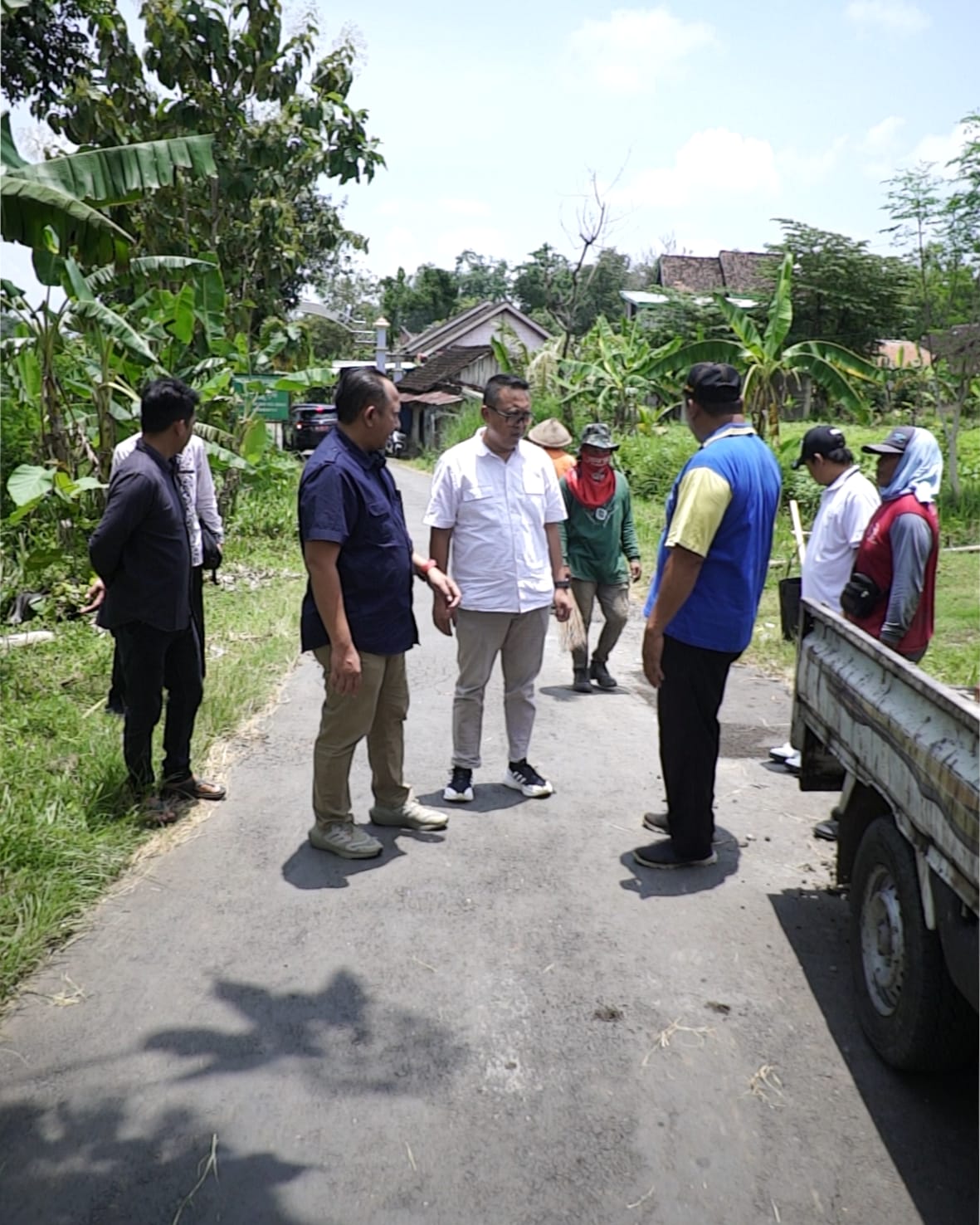 JAGA KUALITAS,BUPATI ROBER KAWAL LANGSUNG PERBAIKAN JALAN DI KARANGANYAR