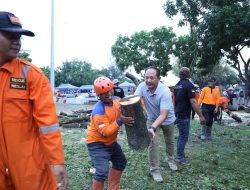 Bupati Karanganyar, Gotong Royong Bersihkan Sisa Pohon Tumbang Di Alun – Alun