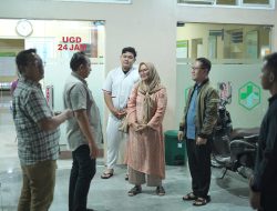 Jenguk Korban Keracunan Massal, Bupati Rober Pastikan Pelayanan Kesehatan Yang Terbaik