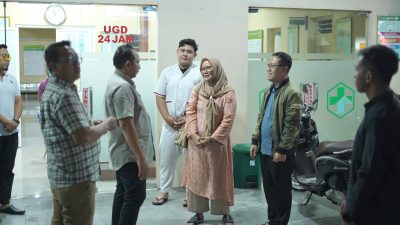 Jenguk Korban Keracunan Massal, Bupati Rober Pastikan Pelayanan Kesehatan Yang Terbaik