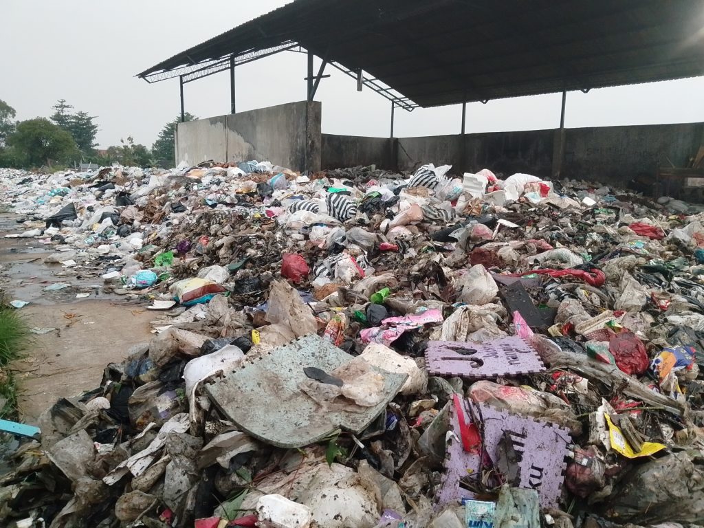 TPS ( Tempat Pembuangan Sampah) desa Jaten di penuhi tumpukan sampah yang tidak di kelola oleh pengurus TPS