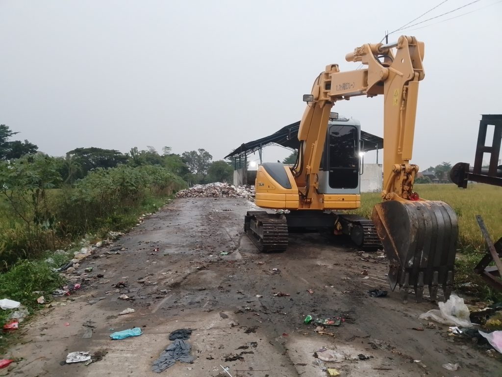 Alat berat didatangkan untuk atasi sementara tumpukan sampah di TPS Desa Jaten