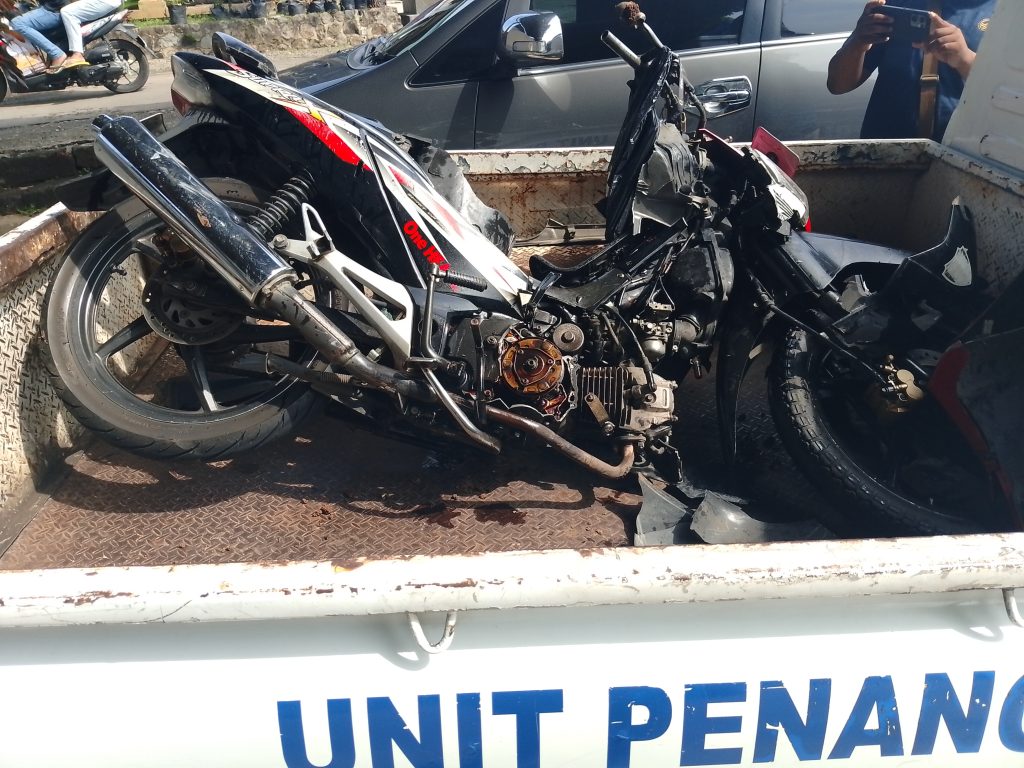 Supra X yang terlibat kecelakaan di tugu Ngipik Karangpandan rusak parah