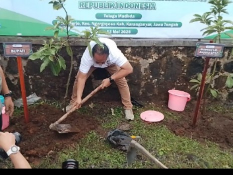Bupati Rober Christanto bersama mentri lingkungan hidup menanam tanaman multi guna di Tlogo Mardigdo