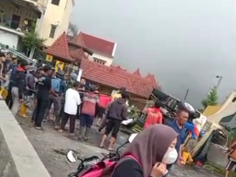 Warga dan relawan evakuasi kecelakaan lalu-lintas di Gondosuli Tawangmangu