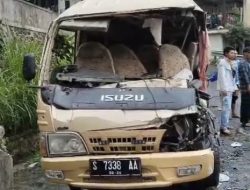 Rem Tak Berfungsi, Elf Wisatawan Asal Bojonegoro Tabrak Jembatan Di Gondosuli Tawangmangu