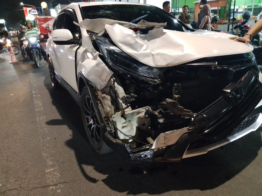 CR-V srondol avanza di depan BRI Karanganyar