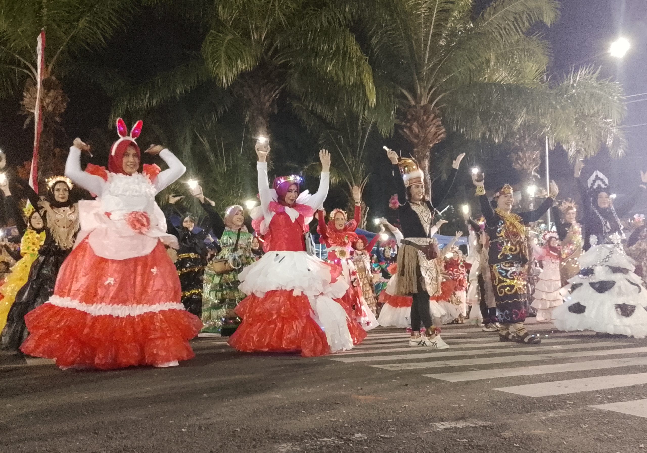 Sepektakuler Kostum Sampah Tampak Mewah Di Karanganyar Night Karnaval