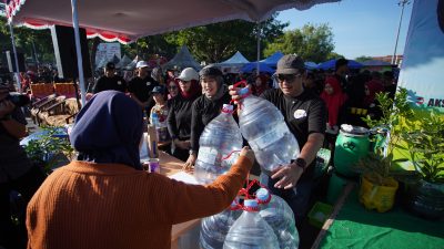 Word Cleanup Day 2025: Rober Christanto Tukar Sampah Galon Dari Warga Dengan Hadiah 