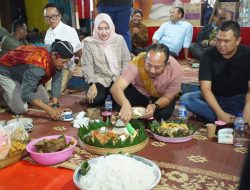 KUNJUNGI SISKAMLING, BUPATI ROBER DAPAT SURPRISE TANDA CINTA DARI WARGA.