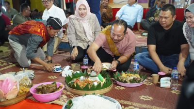 KUNJUNGI SISKAMLING, BUPATI ROBER DAPAT SURPRISE TANDA CINTA DARI WARGA.