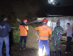 Tanah Longsor di Wonokeling Jatiyoso, Satu Rumah Warga Rusak Dihantam Material Tebing