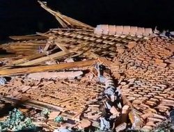 Joglo Embrio Ponpes Ambruk Diterjang Angin, 16 Santri Tertimpa Puing Matrial Bangunan