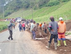 Warga Gondosuli Gotong Royong Buat Saluran Air atas Rasa Syukur Telah Diperbaikinya Jalur Lama Tawangmangu–Magetan