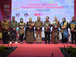 Dekranasda–Disdagperinaker Bersinergi Gelar Parade Batik Khas Karanganyar di Penutupan Karanganyar Expo 2025