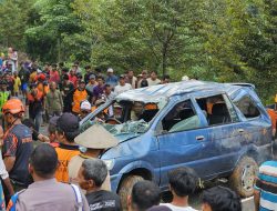 Mobil Panther Pembawa Dua Pemuka Agama Hindu Gagal Nanjak, Terjun ke Jurang di Plosorejo