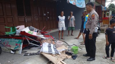 Kontainer Box Es Teh Ditubruk Grandmax, Penjual dan Pembeli Dilarikan ke Rumah Sakit