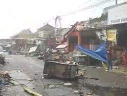 Puting Beliung Terjang Karangpandan, Puluhan Kios Pasar Rusak