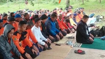 Operasi SAR Hari Ke-8 di Bukit Mongkrang Diawali Sholat Istianah