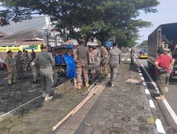 Puluhan Lapak PKL Membandel Ditertibkan Satpol PP Karanganyar