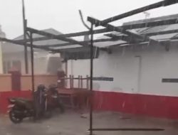 Angin Ribut Porak-porandakan Kanopi Parkir Kantor Kelurahan Delingan