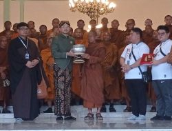 KGPAA Mangkoenagoro X Sambut Perjalanan Suci Biksu Thudong Menuju Borobudur