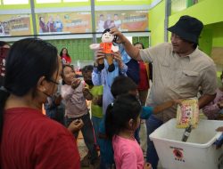 Rober Berikan Trauma Healing, Kemudikan Ambulans Evakuasi Lansia Pengungsi Asap TPA Putri Cempo