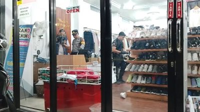 JAGA TOKO SENDIRIAN, WANITA DIHANTAM BESI SEPASANG PRIA-WANITA DI MATAHARI AYU KARANGPANDAN