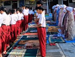 Siswa SD-SMP Karanganyar Serentak Salat Istiqa, Berharap Hujan Atasi Kekeringan dan Karhutla