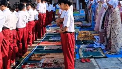 Siswa SD-SMP Karanganyar Serentak Salat Istiqa, Berharap Hujan Atasi Kekeringan dan Karhutla